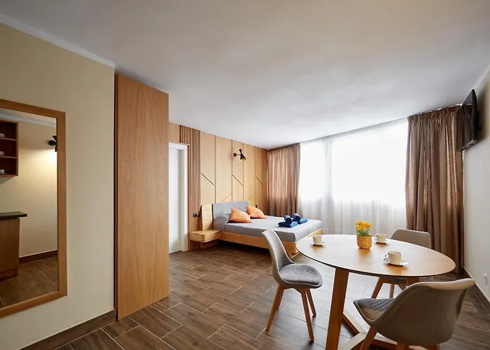 El Patio Hotel *