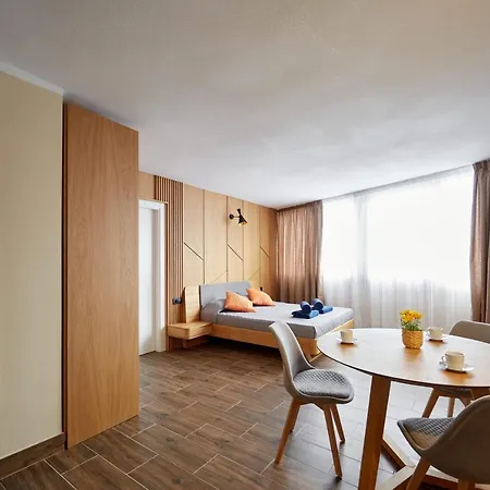 El Patio Hotel *
